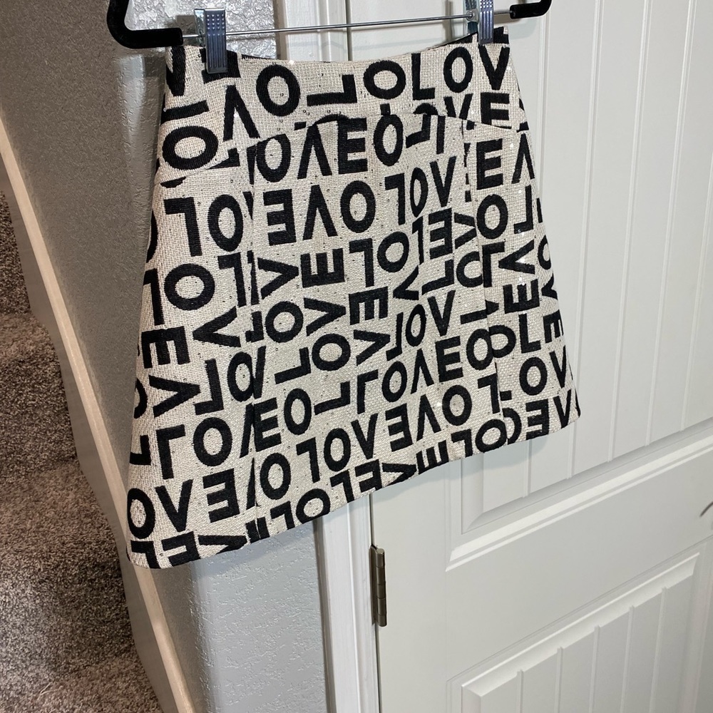 Alice + Olivia Black and Ivory White LOVE Logo-Print Mini Skirt - Picture 10 of 14